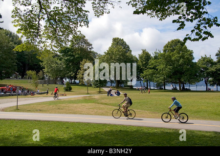 Les cyclistes le long du sentier côtier dans le parc Stanley à Vancouver British Columbia Canada Banque D'Images