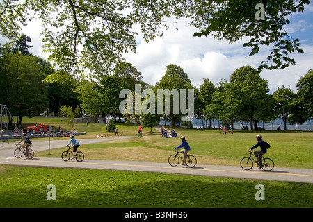 Les cyclistes le long du sentier côtier dans le parc Stanley à Vancouver British Columbia Canada Banque D'Images