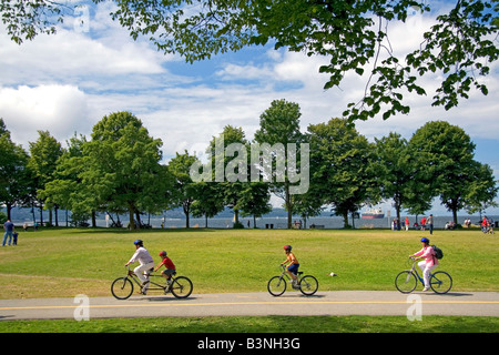 Les cyclistes le long du sentier côtier dans le parc Stanley à Vancouver British Columbia Canada Banque D'Images