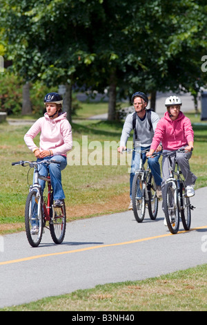 Les cyclistes le long du sentier côtier dans le parc Stanley à Vancouver British Columbia Canada Banque D'Images