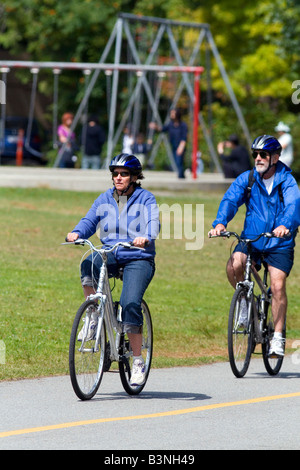 Les cyclistes le long du sentier côtier dans le parc Stanley à Vancouver British Columbia Canada Banque D'Images