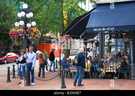 Les gens diner à un café-terrasse dans la région de Gastown Vancouver British Columbia Canada Banque D'Images