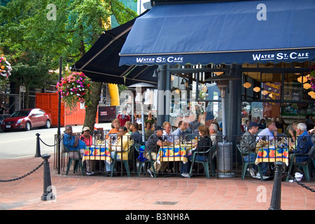 Personnes dîner dans un café en plein air dans la région de Gastown Vancouver British Columbia Canada Banque D'Images