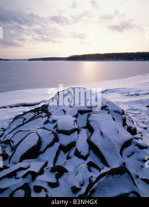 Des roches couvertes de neige LE LONG DE LA CÔTE À POINT SHUMAN NATURAL AREA, LAKE WALLENPAUPACK, POCONO MOUNTAINS, North Carolina, USA Banque D'Images