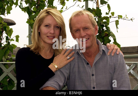 L'acteur australien Paul Hogan Juillet 2001 avec son épouse Linda Kozlowski à Londres pour promouvoir leur dernier film Crocodile Dundee dans la Banque D'Images