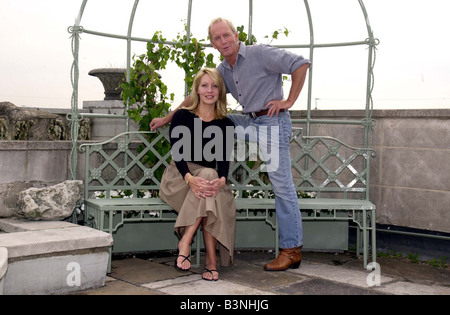 L'acteur australien Paul Hogan Juillet 2001 avec son épouse Linda Kozlowski à Londres pour promouvoir leur dernier film Crocodile Dundee dans la Banque D'Images