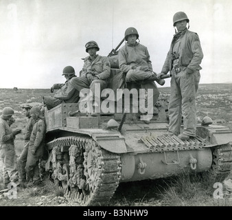 TUNISIE - équipage de char américain en Tunisie en 1943 avant l'invasion de la Sicile. Banque D'Images