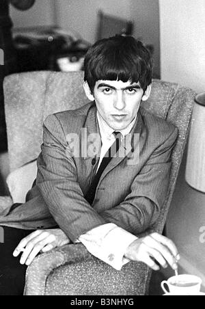 George Harrison des Beatles à la maison du journaliste miroir Bernard Clavel ayant une tasse de thé Septembre 1963 Banque D'Images