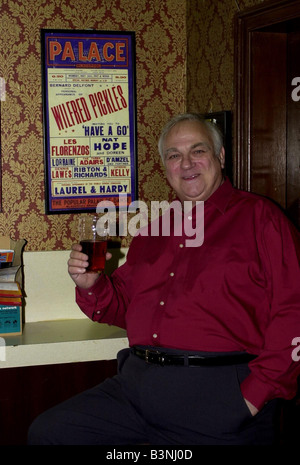 Acteur et comédien Roy Hudd qui est à l'étoile dans ITV s Coronation Street en tant qu'undertaker avec e Wilfred Pickles poster qu'il a remarqué il y a de nombreuses années en tant que fan de la rue Banque D'Images