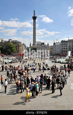 Trafalgar Square et Nelsons column sur un ciel bleu vue jour vers Whitehall lointain avec Big Ben Banque D'Images