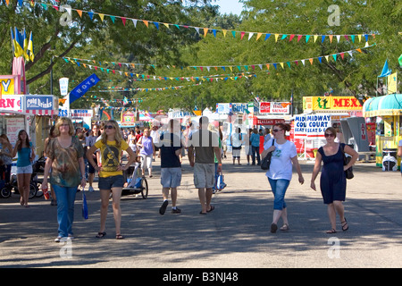 Les gens à pied parmi les stands de nourriture à l'ouest de l'Idaho à Boise IDAHO juste Banque D'Images