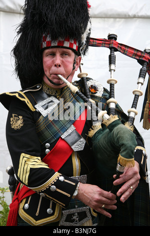 Écossais en pleine lecture robe highland bagpipes Banque D'Images