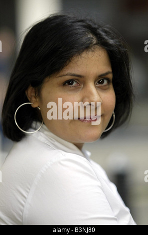 L'actrice Nina Wadia Janvier 2003 Photo de Soho Londres portrait smiling entertainment chemisier blanc shirt Banque D'Images