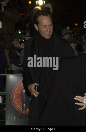 Richard E Grant Décembre 2002 pour l'acteur en photo arrivant première au film de Chicago cinéma Warner Village Leicester Sq Banque D'Images