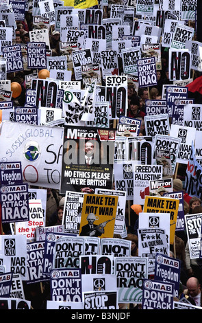 Protestation contre la guerre de Londres en février 2003, des dizaines de milliers de manifestants se sont réunis sur la guerre contre Londres remblai s Banque D'Images