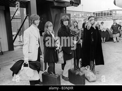 John Lennon avec épouse Cynthia et George Harrison et sa femme Patti Boyd à l'aéroport d'Heathrow à l'Inde Février 1968 Banque D'Images