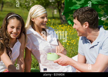 Allemagne, Baden-Württemberg, Tübingen, having picnic in meadow Banque D'Images