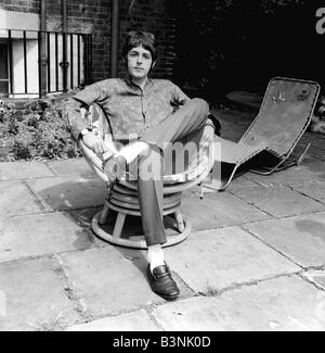 Paul McCartney chanteur avec les Beatles à son St John s maison en bois Juin 1967 Banque D'Images