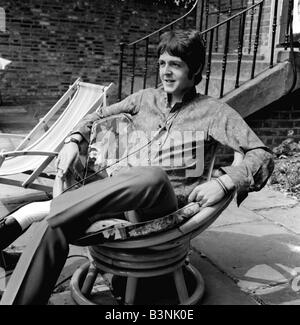 Paul McCartney chanteur avec les Beatles à son St John s maison en bois Juin 1967 Banque D'Images