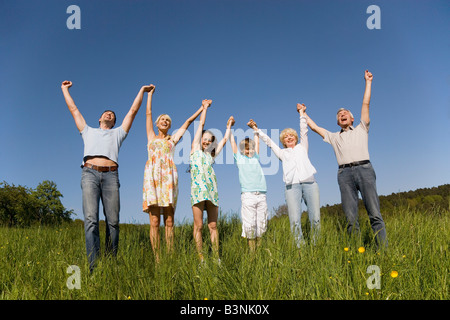 Allemagne, Baden Württemberg, Stuttgart, Three generation family cheering Banque D'Images