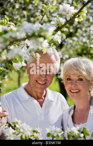 Allemagne, Baden-Württemberg, Tübingen, Senior couple smiling, portrait Banque D'Images