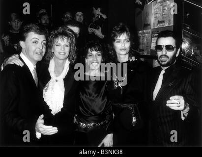 Olivia Harrison épouse de George avec Paul et Linda McCartney et Ringo Starr avec son épouse Barbara Bach Novembre 1984 Banque D'Images