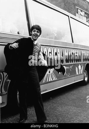 Beatles Paul McCartney par l'entraîneur permanent utilisé dans leur Magical Mystery Tour Septembre 1967 Banque D'Images