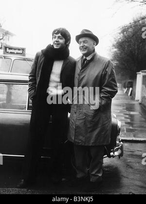 Paul McCartney chanteur et joueur de guitare basse avec les Beatles se distingue avec son père Jim McCartney à Pauls St Johns Wood House Banque D'Images