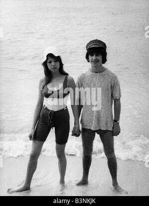 George Harrison des Beatles avec sa nouvelle épouse Patti Boyd sur une plage, Février 1966 Banque D'Images