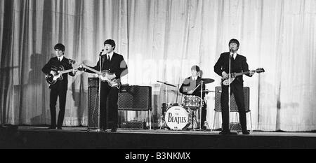 Fichiers 1964 Beatles John Lennon Paul McCartney George Harrison et Ringo Starr à l'affiche à l'Olympia de Paris en France Banque D'Images