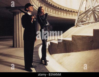 Les AVENGERS 1998 Warner film avec Uma Thurman et Ralph Fiennes Banque D'Images