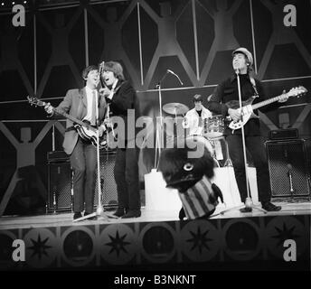 Fichiers 1965 Beatles John Lennon Paul McCartney George Harrison et Ringo Starr au cours de répétitions Blackpool Night Out Août 1965 Banque D'Images