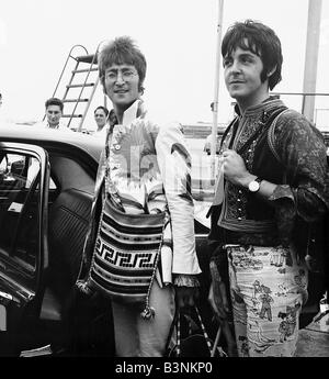 Fichiers 1967 Beatles Paul McCartney et John Lennon arrive en Angleterre à partir de grec portant des vêtements psychédéliques Juillet 1967 Banque D'Images