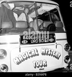 Fichiers 1967 Beatles John Lennon à bord du Magical Mystery Tour bus Septembre 1967 Banque D'Images