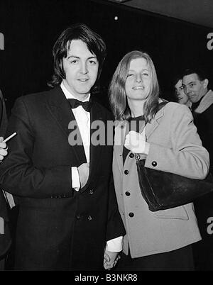 Fichiers 1968 Beatles Paul McCartney avec son épouse Linda au premiere film de Isadora Mars 1968 Banque D'Images