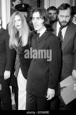 Fichiers 1969 Beatles George Harrison avec sa femme Patti Boyd quitte Esher Walton magistrates court Mars 1969 Banque D'Images