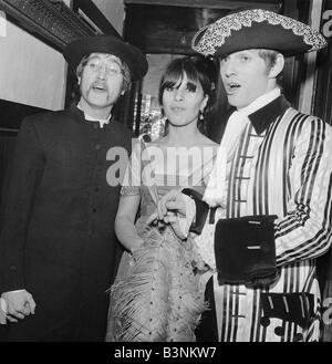 Fichiers Beatles John Lennon 1967 Cromwelian au club avec la renommée de Georgie pour son girlfreind Carmen Jiminez 21e anniversaire party Banque D'Images