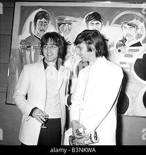 Fichiers Beatles John Lennon 1967 avec l'artiste Jonathon Haye à une exposition d'art à l'Institut Royal des beaux-arts de Décembre 1967 Banque D'Images