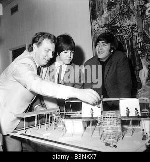 Fichiers 1965 Beatles John Lennon Paul McCartney est illustré sur la scène d'un nouveau spectacle avec l'aide de petits soldats avec le designer Banque D'Images