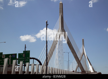 Shot de la Leonard P. Zakim Bunker Hill Memorial Bridge, Boston, Massachusetts, USA Banque D'Images