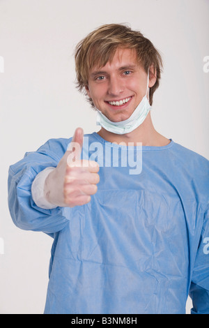 Jeune homme portant un masque, Thumbs up Banque D'Images