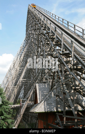 Montagnes russes en bois à Heide Park Soltau Allemagne fait Holz Achterbahn der Welt Heide Park Soltau Banque D'Images