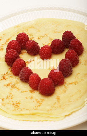 Avec des framboises, des crêpes en forme de coeur, close-up Banque D'Images