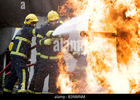 Les pompiers lutter contre un incendie sur la plate-forme de formation à l'Aéroport Robin Hood Doncaster Sheffield, Royaume-Uni Banque D'Images