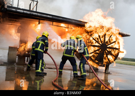 Les pompiers lutter contre un incendie sur la plate-forme de formation à l'Aéroport Robin Hood Doncaster Sheffield, Royaume-Uni Banque D'Images