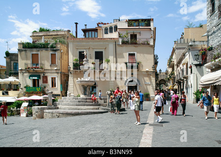 Touristen auf der Flaniermeile Corso Umberto, Monumentalbrunnen Stadttor, Porta Catania, Taormina, Sicile, Italie Banque D'Images