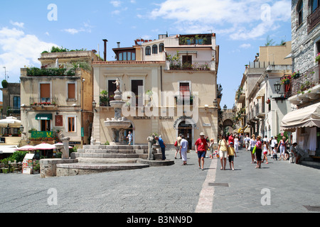 Touristen auf der Flaniermeile Corso Umberto, Monumentalbrunnen Stadttor, Porta Catania, Taormina, Sicile, Italie Banque D'Images