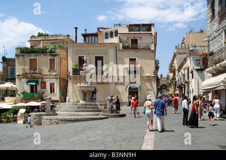 Touristen auf der Flaniermeile Corso Umberto, Monumentalbrunnen Stadttor, Porta Catania, Taormina, Sicile, Italie Banque D'Images