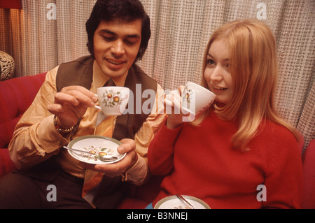 Engelbert HUMPERDINCK et MARY HOPKIN tous deux chanteurs pop britanniques en 1967. Photo: Tony Gale Banque D'Images