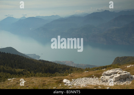 Le lac de Garde depuis le Monte Baldo Banque D'Images